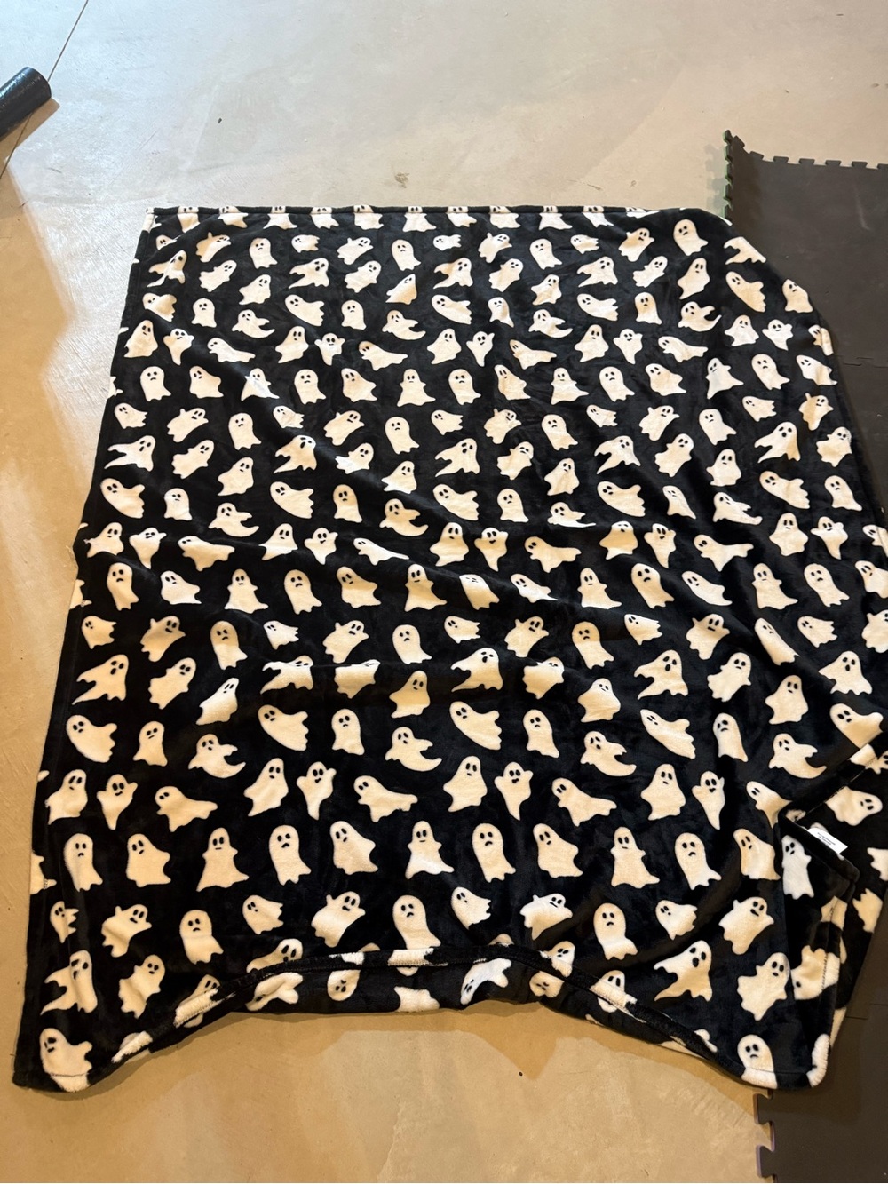 Members mark black ghost plush throw blanket